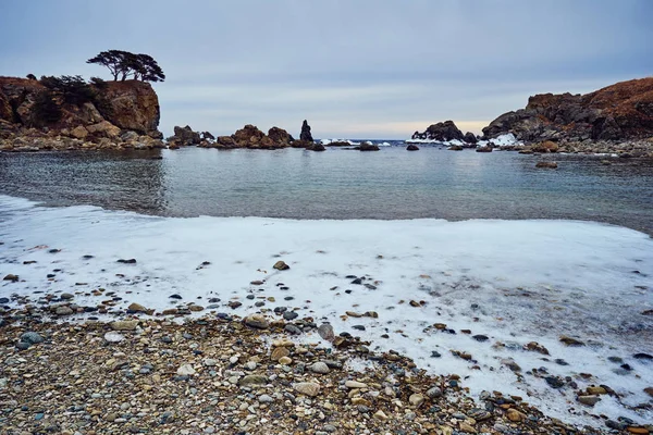 Praia Inverno Com Neve Rochas — Fotografia de Stock