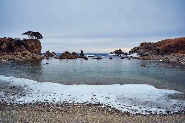 Praia Inverno Com Neve Rochas — Fotografia de Stock
