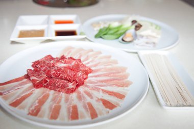 Dilimlenmiş et, sos ve otlar.