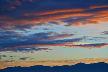 Dağlarda güzel bir gün doğumu.