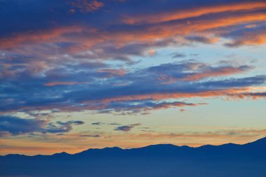Dağlarda güzel bir gün doğumu.