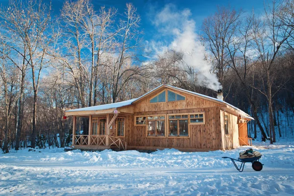 Una Pequeña Casa Madera Bosque Nevado — Foto de Stock