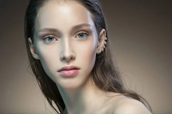 Ung Kvinna Med Naturlig Makeup Och Snygga Tillbehör Öra — Stockfoto
