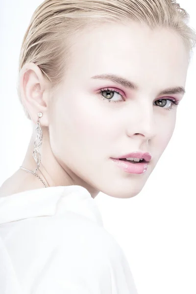 Mujer Tierna Joven Con Elegante Maquillaje Rosa Pendientes Plata —  Fotos de Stock