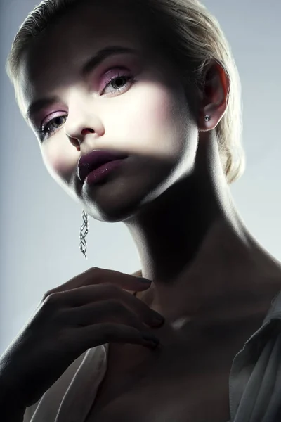 Jeune Femme Tendre Avec Maquillage Rose Élégant Des Boucles Oreilles Photo De Stock