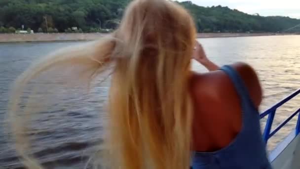 Mulher Loira Tirando Fotos Pôr Sol Smartphone — Vídeo de Stock