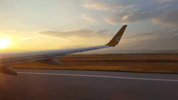 Vista Panorámica Puesta Sol Brillante Con Ala Avión — Vídeo de stock