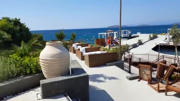Vista Desde Salón Del Hotel Sobre Agua Azul Del Mar — Vídeo de stock