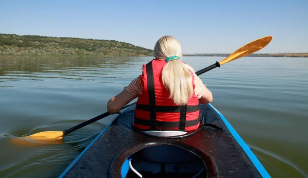 Rubia Femenina Hacer Kayak Lago Vista Desde Parte Posterior — Foto de Stock