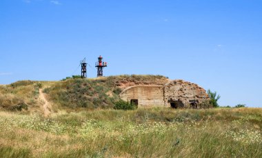 Eski savaş sığınağı, sarı çim adada deniz feneri