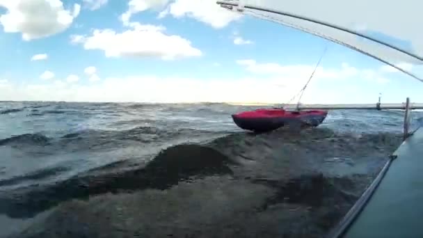 Vista Desde Kayk Con Velas Agua Mar Olas Cortas — Vídeo de stock