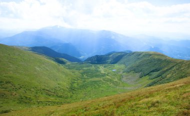 dağlar, mavi bulutlar arka planda yeşil vadi