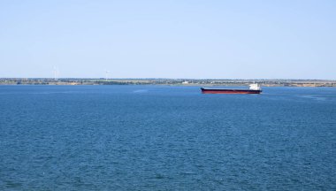 büyük nakliye gemisi arka planda deniz rüzgar jeneratöründe