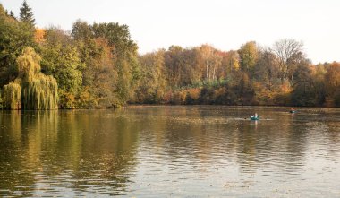 tekneler renkli Sonbahar Park Gölü, su trres yansıması