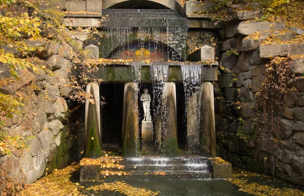 yapay şelale ile sonbahar park