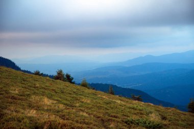 yüksek dağlarda mavi günbatımı zamanı