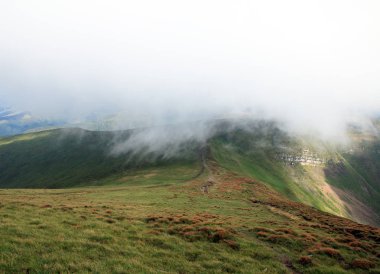 bulut dağ, yol tepeye kadar zirve kapsar