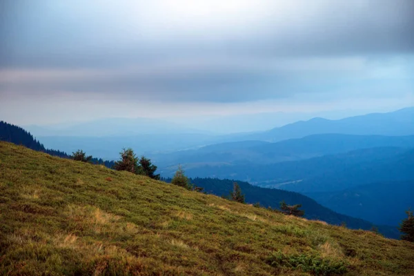 yüksek dağlarda mavi günbatımı zamanı