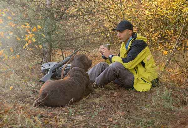 Cazador Masculino Caucásico Descansando Bosque Con Perro Labrador Bebiendo Escopeta — Foto de Stock