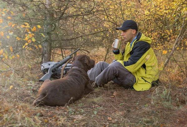 Cazador Masculino Caucásico Descansando Bosque Con Perro Labrador Bebiendo Escopeta — Foto de Stock