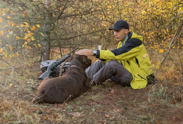 Cazador Masculino Caucásico Descansando Bosque Con Perro Labrador Bebiendo Escopeta — Foto de Stock