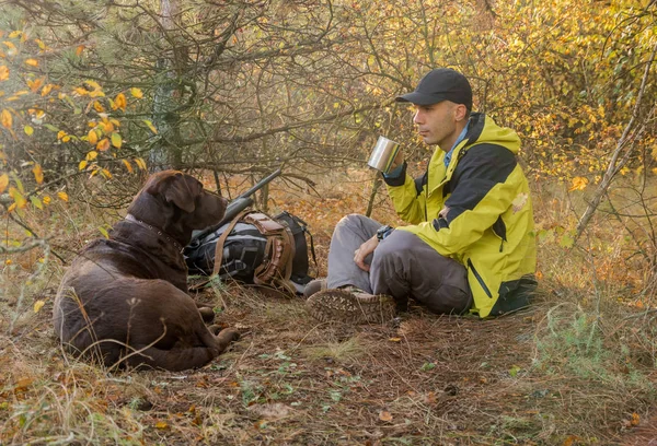 Cazador Masculino Caucásico Descansando Bosque Con Perro Labrador Bebiendo Escopeta — Foto de Stock