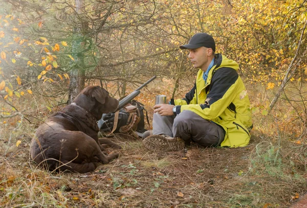 Cazador Masculino Caucásico Descansando Bosque Con Perro Labrador Bebiendo Escopeta — Foto de Stock