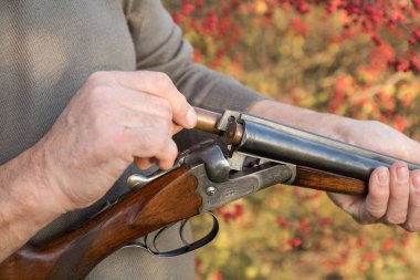Double-barreled tüfek kartuşlar ile şarj insan avcısı. 16 gauge