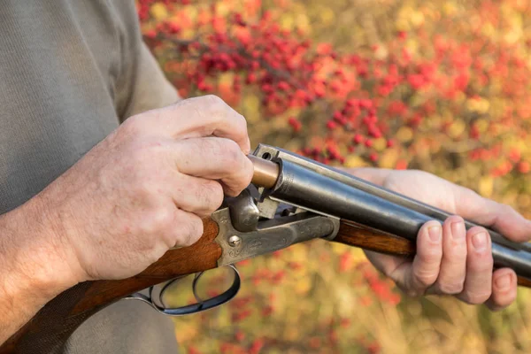 Cazador Cargando Rifle Doble Cañón Con Cartuchos Calibre — Foto de Stock