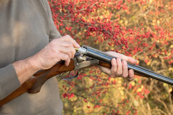 Cazador Cargando Rifle Doble Cañón Con Cartuchos Calibre — Foto de Stock