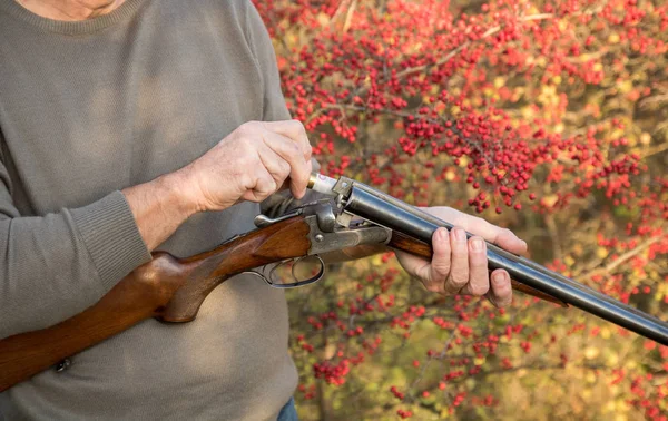 Cazador Cargando Rifle Doble Cañón Con Cartuchos Calibre — Foto de Stock
