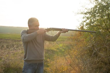 erkek eski çift namlulu av tüfeği ile avcılık ve amaç alarak