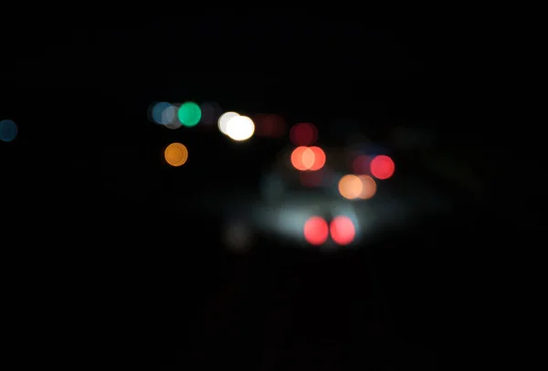 汽车在夜间的红色和白色模糊灯光在路上 汽车夜灯 — 图库照片