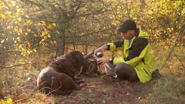 Cazador Masculino Caucásico Descansando Bosque Con Perro Labrador Bebiendo Escopeta — Vídeos de Stock