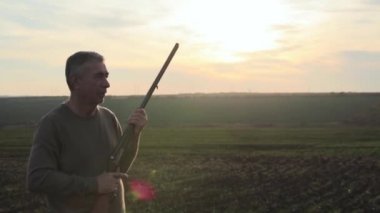 erkek eski çift namlulu av tüfeği ile avcılık ve amaç alarak
