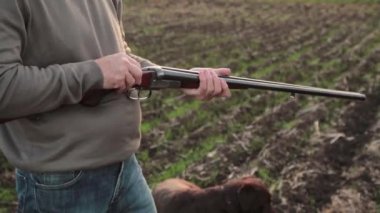 Double-barreled av tüfeği kartuşu ile şarj insan avcısı. 16 gauge