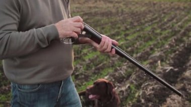 Double-barreled av tüfeği kartuşu ile şarj insan avcısı. 16 gauge