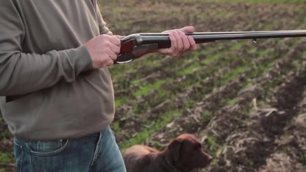 Man Jager Dubbelloopsgeweer Shotgun Opladen Met Cartridges Gauge — Stockvideo