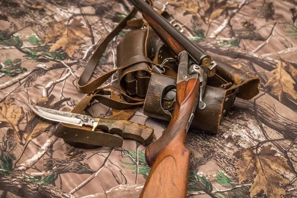 Antika Dubbelpipiga Hagelgevär Kniv Och Ammunition Bältet Kamouflage Bakgrunden — Stockfoto