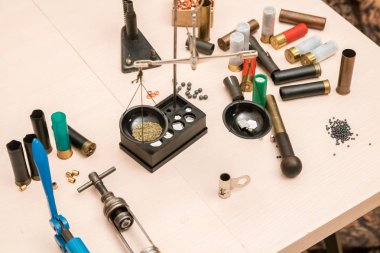 av tüfeği kartuşu yeniden yükleme. kapsül, kabuklar, toz, kartuşları, masaya ölçekler