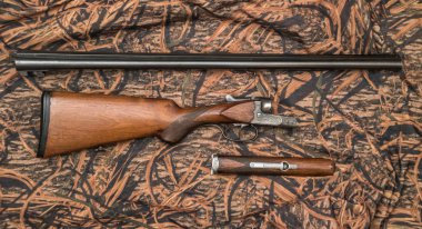 Double-Barreled av tüfeği parçaları ve ahşap arka plan temizleme kiti demonte