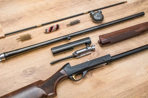 av tüfeği parçaları ve ahşap arka plan temizleme kiti demonte