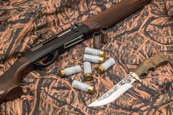 Hagelgevär Hunter Kniv Patroner Och Ammunition Bältet Kamouflage Bakgrunden — Stockfoto