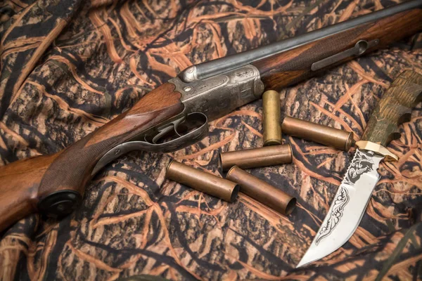 Αντίκες Δίκαννο Κυνηγετικό Όπλο Μαχαίρι Και Πυρομαχικά Ιμάντα Για Φόντο — Φωτογραφία Αρχείου