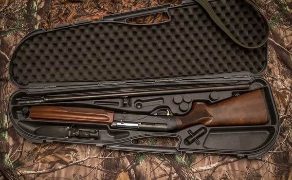 Piezas Escopeta Desmontadas Estuche Pistola Sobre Fondo Del Camuflaje — Foto de Stock