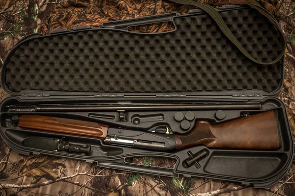 Piezas Escopeta Desmontadas Estuche Pistola Sobre Fondo Del Camuflaje — Foto de Stock