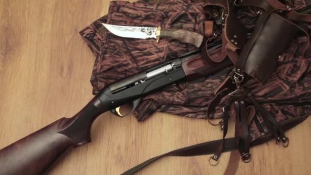 Hagelgevär Hunter Kniv Patroner Och Ammunition Bältet Kamouflage Bakgrunden — Stockvideo