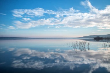 Göl stil su mavi gökyüzü ve bulutlar yansıması