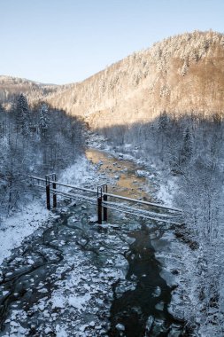 Kış tepeler, nehrin üzerinde köprü arasında buz dağ nehir akar