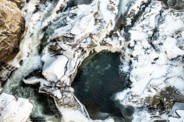 şelale bir ay manzara gibi buzlu taş banyo